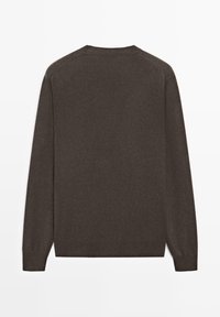 Mörkbrun långärmad tröja, stickat tyg, klassisk rund halsringning, ribbade muddar och nederkant, slät textur, inga synliga mönster eller detaljer.