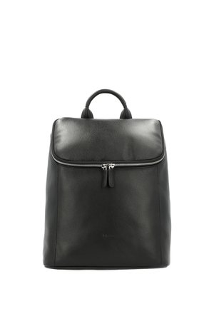 Sac à dos en cuir noir avec une poignée supérieure et une fermeture éclair double sur le rabat avant, présenté sur fond blanc.