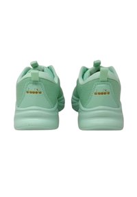 Scarpe da ginnastica verde menta con lati in rete, suola ammortizzata e dettaglio del logo dorato sul tallone. Caratterizzate da linguette per una facile calzata.
