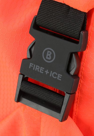 Orange strukturiertes Gewebe mit hexagonalem Muster; ausgestattet mit einer schwarzen Kunststoffschnalle mit "FIRE+ICE"-Markierung und einem gewebten Riemen.