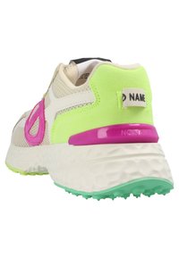 Neutralfarbene Sneaker mit Obermaterial aus Mesh, pinken und neongrünen Akzenten, einer texturierten weißen Mittelsohle und einem lila Fersenclip für Stabilität.