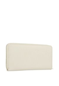 Billetera de cuero blanco con una textura suave, cierre de cremallera y una forma rectangular elegante, con costuras sutiles a lo largo de los bordes.