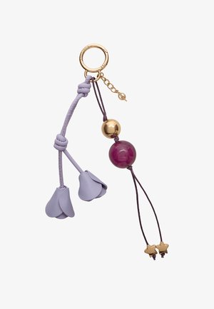 Ljubičasti kožni privjesak za ključeve s dva cvjetna latica, zlatnom kuglicom, burgundskim perlicom i zlatnim zvjezdastim akcentskim detaljima na tamnosmešnim ušicama.