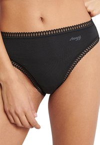 Mutande in cotone nero con bordo decorativo in pizzo lungo l'elastico e le aperture delle gambe. Presenta un piccolo logo stampato sul davanti.