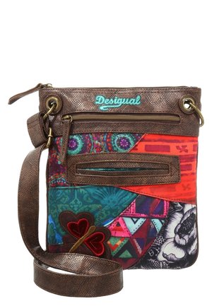 Petit sac bandoulière avec des brides texturées marron, tissu patchwork rouge, bleu et motifs variés, avec des détails brodés de papillon et de fleurs.