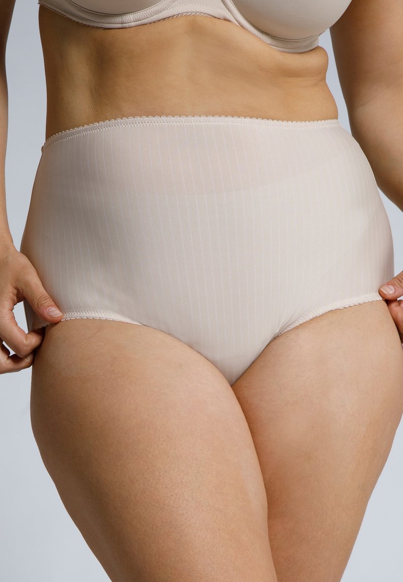 Beige hooggesneden ondergoed met verticale strepen, een zachte textuur en delicate kantafwerking langs de tailleband en beenopeningen.