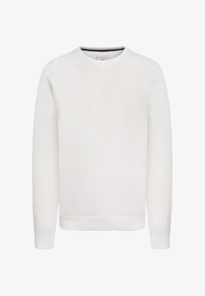 Pull blanc à col rond avec des poignets et un ourlet côtelés. Texture lisse du corps contrastée par un tricot à motifs sur les épaules. Design simple et minimaliste.