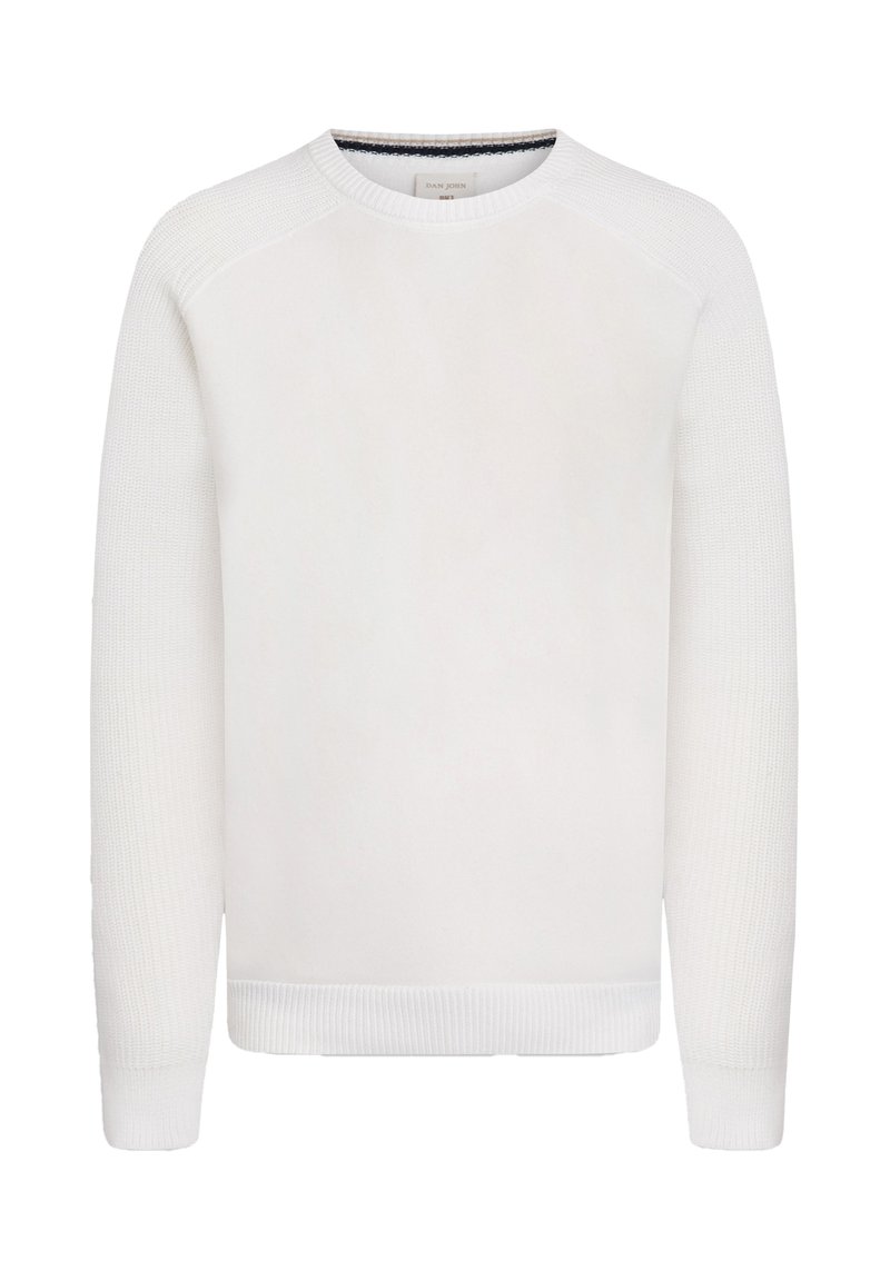 Hvid crewneck sweater med ribstrikkede manchetter og kant. Glat overfladetextur, der står i kontrast til det mønstrede strik på skuldrene. Enkel, minimalistisk design.