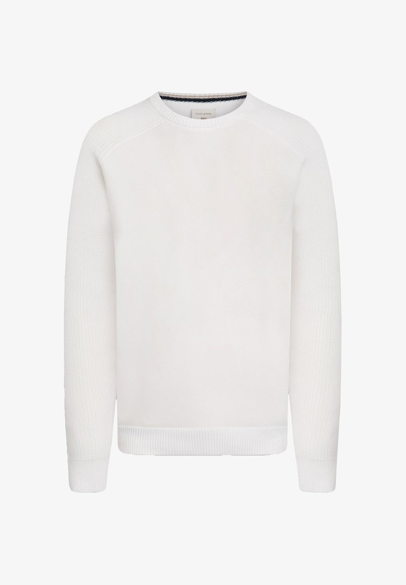 Pull blanc à col rond avec des poignets et un ourlet côtelés. Texture lisse du corps contrastée par un tricot à motifs sur les épaules. Design simple et minimaliste.