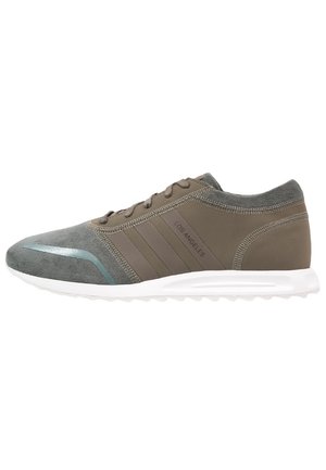 Sneaker mit flachem Profil aus grauem Wildleder und matten braunen synthetischen Einsätzen, weißer Sohle und "Los Angeles" seitlich gedruckt.