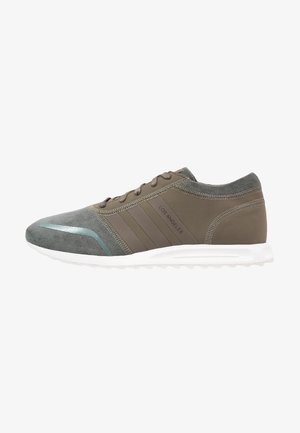 Niskoprofilowy sneaker z szarego zamszu i matowych brązowych paneli syntetycznych, białej podeszwy oraz z nadrukiem "Los Angeles" po boku.
