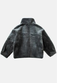 Grijze faux fur jas met een hoge kraag, afhangende schouders en een losse pasvorm. Soepele textuur met een subtiele glans en zichtbare naden.