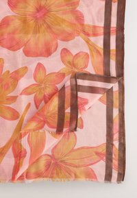 Kukkahuivi pehmeästä, läpikuultavasta kankaasta, jossa on vaaleanpunaisella pohjalla vaaleanpunaisia ja oransseja kukkia, ruskeat raidalliset reunukset ja hapsutetut reunat.