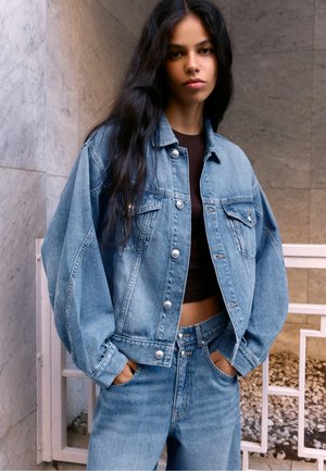 Bershka, OVERSIZED DENIM JACKET - Veste en jean - light blue