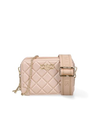 Bolso bandolera beige acolchado con correa de cadena dorada, correa de hombro ajustable de tela beige y emblema de logo dorado en el frente.