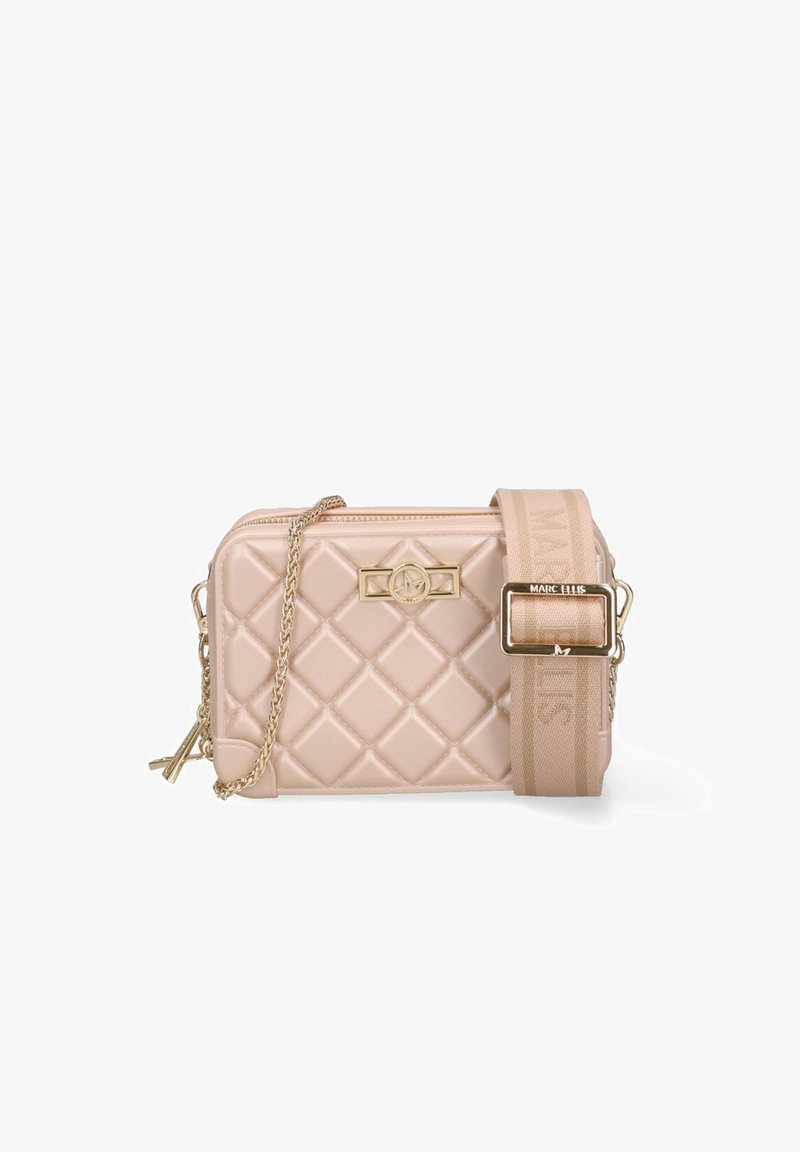Sac à bandoulière matelassé beige avec sangle chaîne dorée, bandoulière réglable en tissu beige et emblème logo doré à l'avant.
