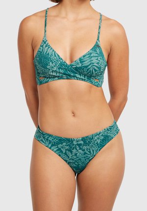 Zestaw bikini w kolorze morskim z trójkątnym topem w kwiatowy wzór i cienkimi ramiączkami, połączony z dopasowanymi, wyciętymi figami.