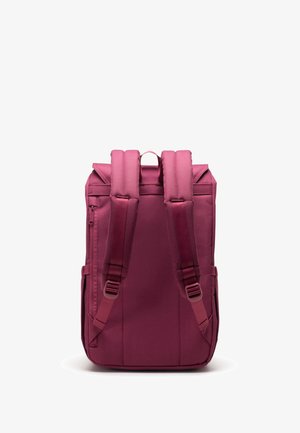 Bordowy plecak z wyściełanymi paskami na ramiona, uchwytem na górze, bocznymi kieszeniami na zamek oraz gładką teksturą, zaprojektowany do praktycznego użytku.