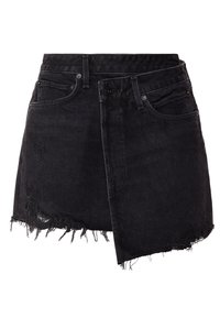 Gonna di jeans nera con orlo sfrangiato, caratterizzata da dettagli consunti e una tasca frontale. Realizzata in tessuto denim resistente, progettata per un abbigliamento casual.