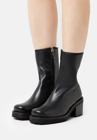 Filippa K Botines - black