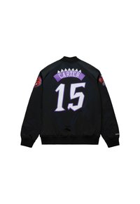 Giacca nera con colletto a costine; presenta "CARTER" e il numero "15" in viola sul retro; accentuazione rossa con un logo sulla manica.