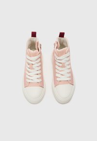 Vysoké tenisky z ľahkého ružového plátna s bielymi šnúrkami a bielou gumenou špičkou. Obsahujú červený úchyt a bočný zips pre pohodlné obúvanie.