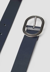 Navyblauwe leren riem met een gladde textuur en een decoratieve metalen gesp met een parelrand. Verstelgaten langs de band.