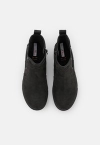 Bottines noires en daim avec une finition lisse, fermeture éclair latérale, languette de tirage et design à bout arrondi. Taille indiquée : 37.