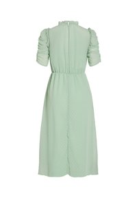 Robe midi vert clair en tissu texturé, manches froncées longueur coude, taille cintrée, fermeture éclair au dos avec petit col à volants.