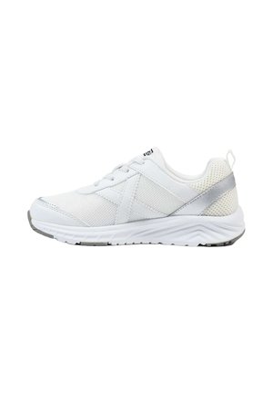 Zapatilla deportiva blanca con parte superior de malla y sintética, diseño con cordones, suela acolchada y tira reflectante en el talón, vista lateral.