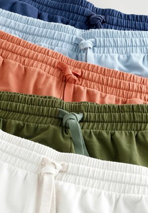 Cinque paia di pantaloni corti con cintura elastica in vari colori: blu navy, azzurro, corallo, verde oliva e bianco, con corde di chiusura coordinate.