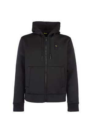 Felpa nera con zip realizzata in tessuto liscio, dotata di cappuccio, tasche frontali, cordini e un piccolo patch logo sul petto.