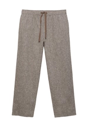 Világosbarna lenvászon, egyenes szárú nadrág rugalmas derékpánttal és barna zsinórkötéssel, fehér háttéren laposan elhelyezve.