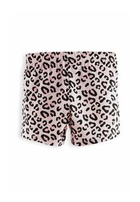 Shorts de tela con estampado de leopardo en color rosa y manchas negras, con una cinturilla elástica, diseñados para mayor comodidad y facilidad al vestir.
