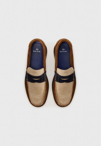 Pantofi slip-on din suede marron și bej, cu detalii din piele bleumarin. Cusături decorative pe margini și branț căptușit.
