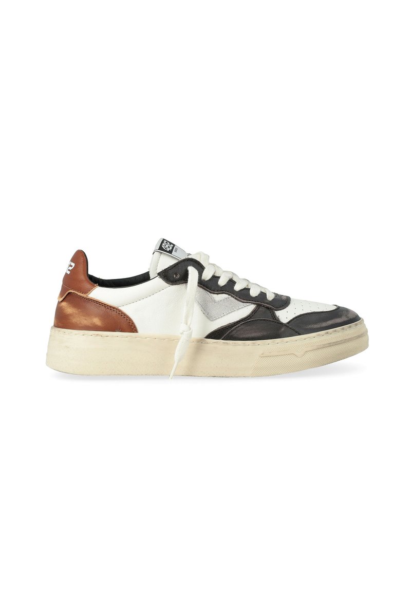 Sneaker low-top con pannelli in pelle bianca, nera e marrone, con lacci bianchi e suola in gomma beige su uno sfondo bianco.