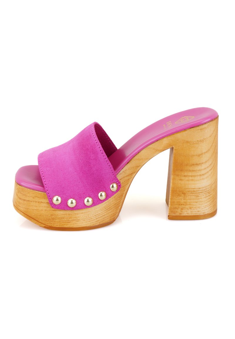 Roze suede hoge hakken sandaal met een houten blokhak en goudkleurige studs langs de rand. Gladde binnenzool in een heldere roze kleur.