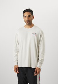 Under Armour MODERN SPORT  - Langærmet T-shirt - summit white/blue atlantis
