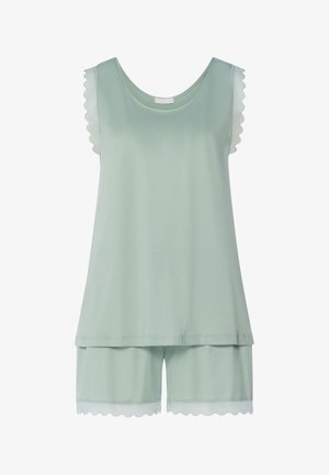 Set di abbigliamento comodo verde chiaro composto da un top senza maniche con bordi smerlati e pantaloncini abbinati con un dettaglio smerlato simile sull'orlo.