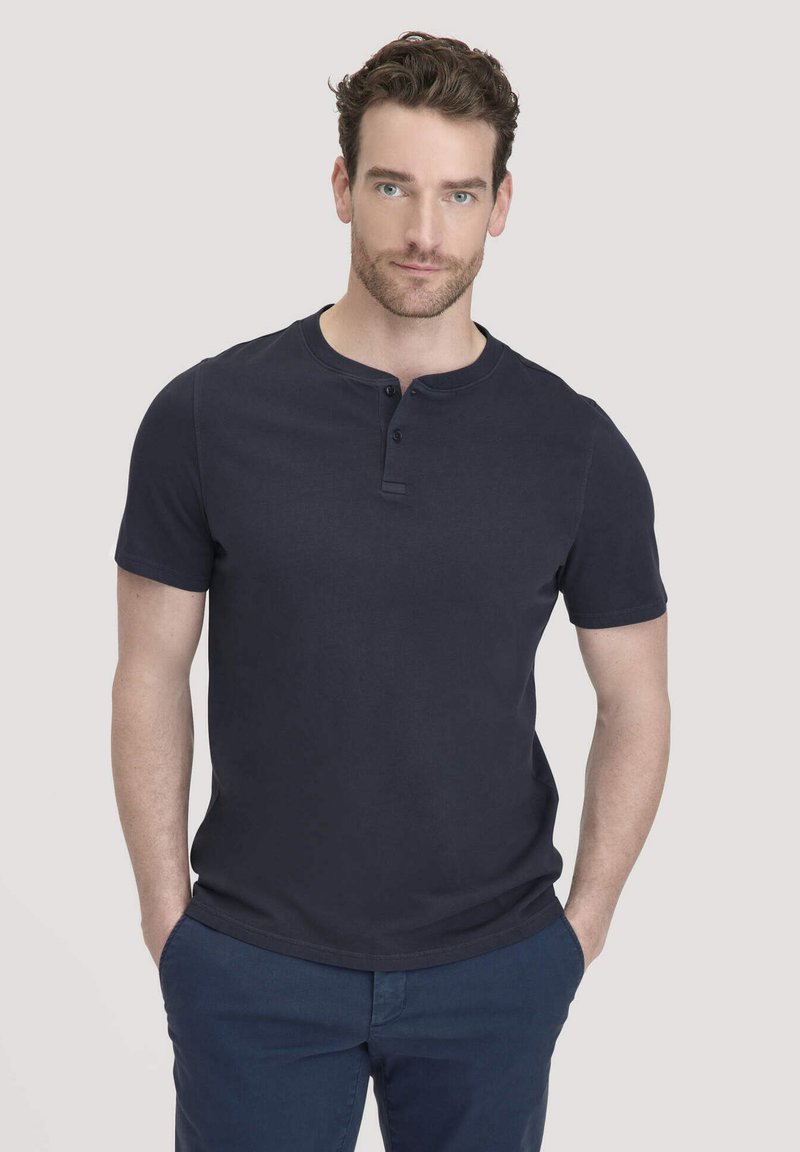 Nachtschwarzes, kurzärmliges Baumwoll-Henley-Shirt mit rundem Halsausschnitt, zwei-Knopf-Blende, glatter Textur und taillierter Silhouette.