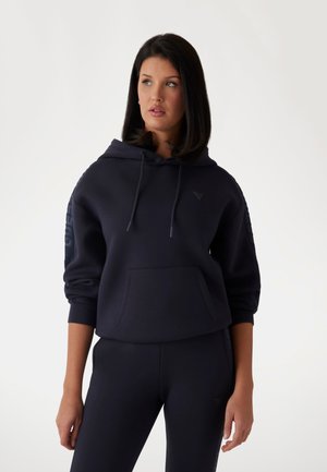 Donkerblauwe hoodie van zacht materiaal, met een voorzak, verstelbare trekkoorden en geaccentueerde textuur op de mouwen.