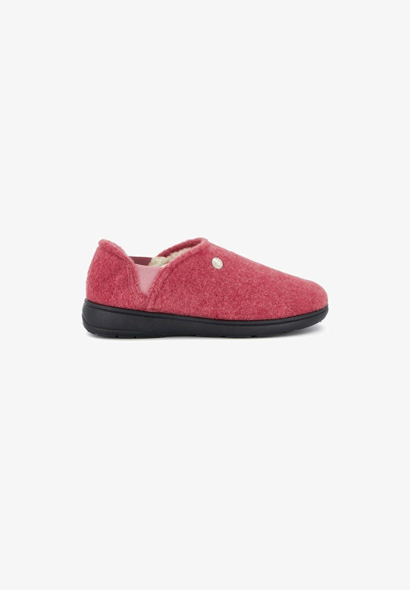 Bottines en feutre rouge à enfiler avec une doublure intérieure douce, bout arrondi et semelle en caoutchouc noir. Présente un bouton décoratif sur le côté.