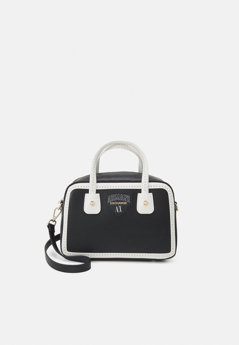 Sac à main rectangulaire noir et blanc avec deux poignées blanches, une bandoulière amovible et le logo "Armani Exchange AX" sur le devant.
