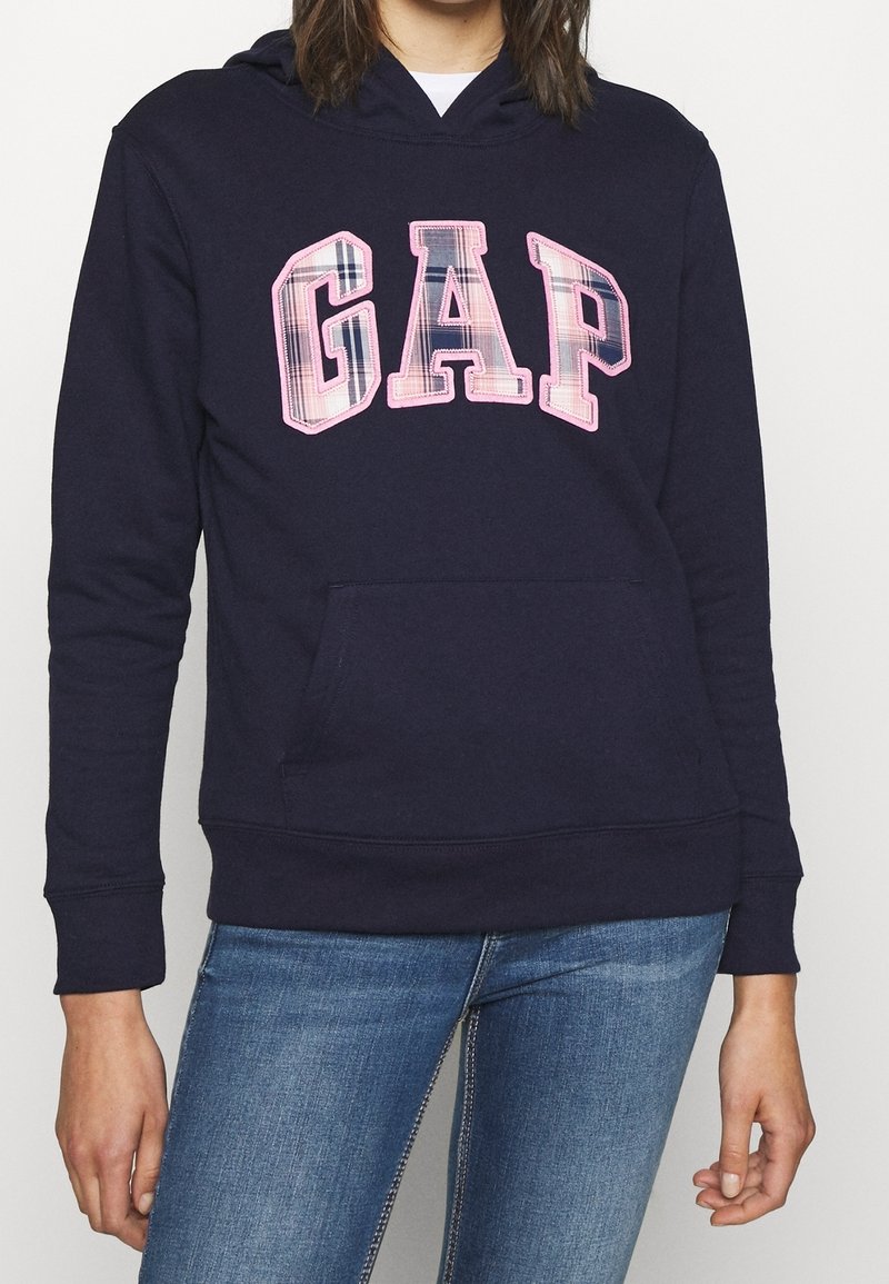 Felpa con cappuccio blu navy con logo "GAP" in rosa e motivo a quadri, dotata di tasca a marsupio frontale e polsini e orlo a coste.