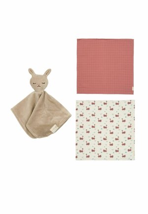 Morbidissimo coniglietto beige con occhi chiusi accanto a due coperte di cotone per neonati, una tinta unita rosa polvere e una con motivo con coniglietti.
