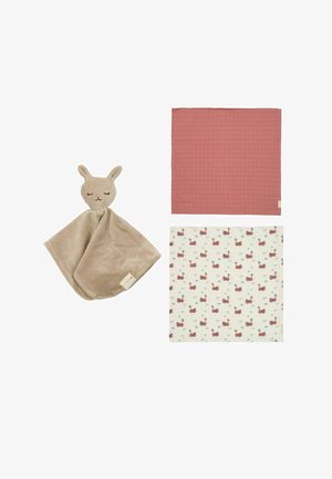 Morbidissimo coniglietto beige con occhi chiusi accanto a due coperte di cotone per neonati, una tinta unita rosa polvere e una con motivo con coniglietti.