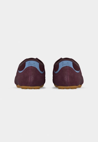 Ζευγάρι μπορντό σατινένιων αθλητικών παπουτσιών με μπλε πλέγμα στα τακούνια και σόλες από καφέ καουτσούκ, εμφανιζόμενα από πίσω.