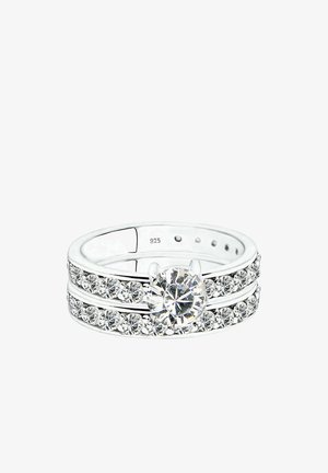 Sterling zilveren ring (925) met een centrale ronde steen en twee gestapelde banden versierd met kleinere heldere stenen.