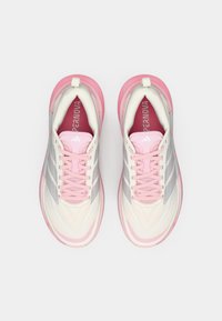 Αθλητικά παπούτσια με ανοιχτό γκρι πλέγμα στο πάνω μέρος, ροζ λεπτομέρειες και ανακλαστικές ρίγες. Διαθέτουν μαξιλαρωμένη γλώσσα και επενδυμένο πάτο.