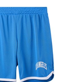 Shorts atletici in rete blu con una texture traspirante, caratterizzati da una vita bianca e dalla scritta bianca "LOS ANGELES" vicino all'orlo inferiore.